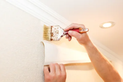 Pose de papier peint à Murs — revêtements muraux et toiles de verre